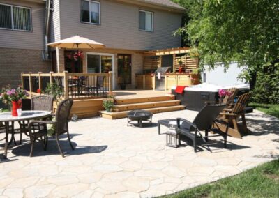 A stunning patio prepared with louvers of FLEXfence