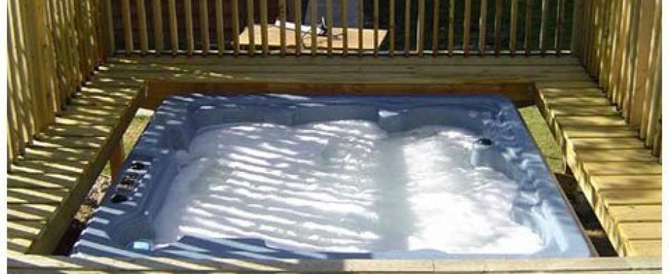 Hot tub enclosure with louvers